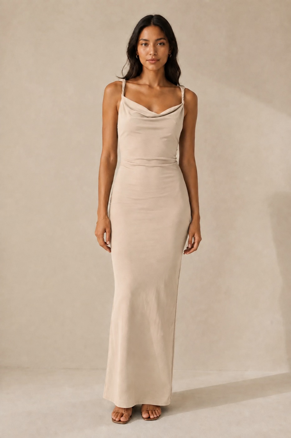 Silhouette Sandy Paris : robe longue beige à fines bretelles